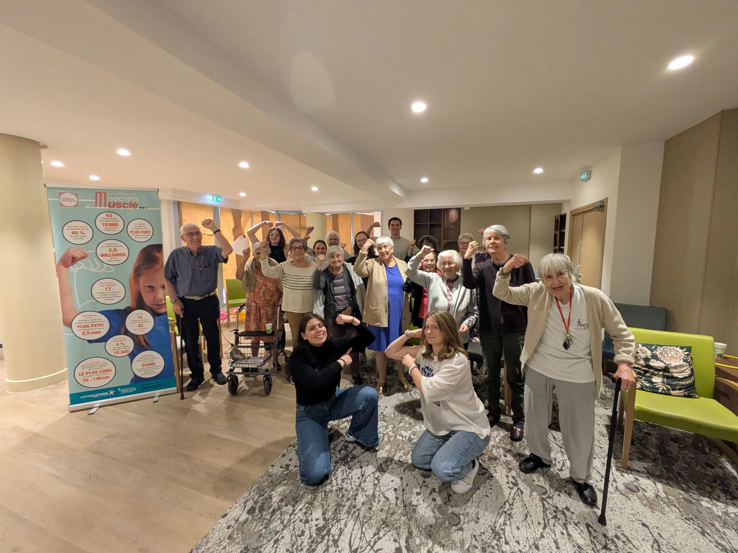 Un moment intergénérationnel fort : résidents et étudiants unis autour des bienfaits du muscle.
