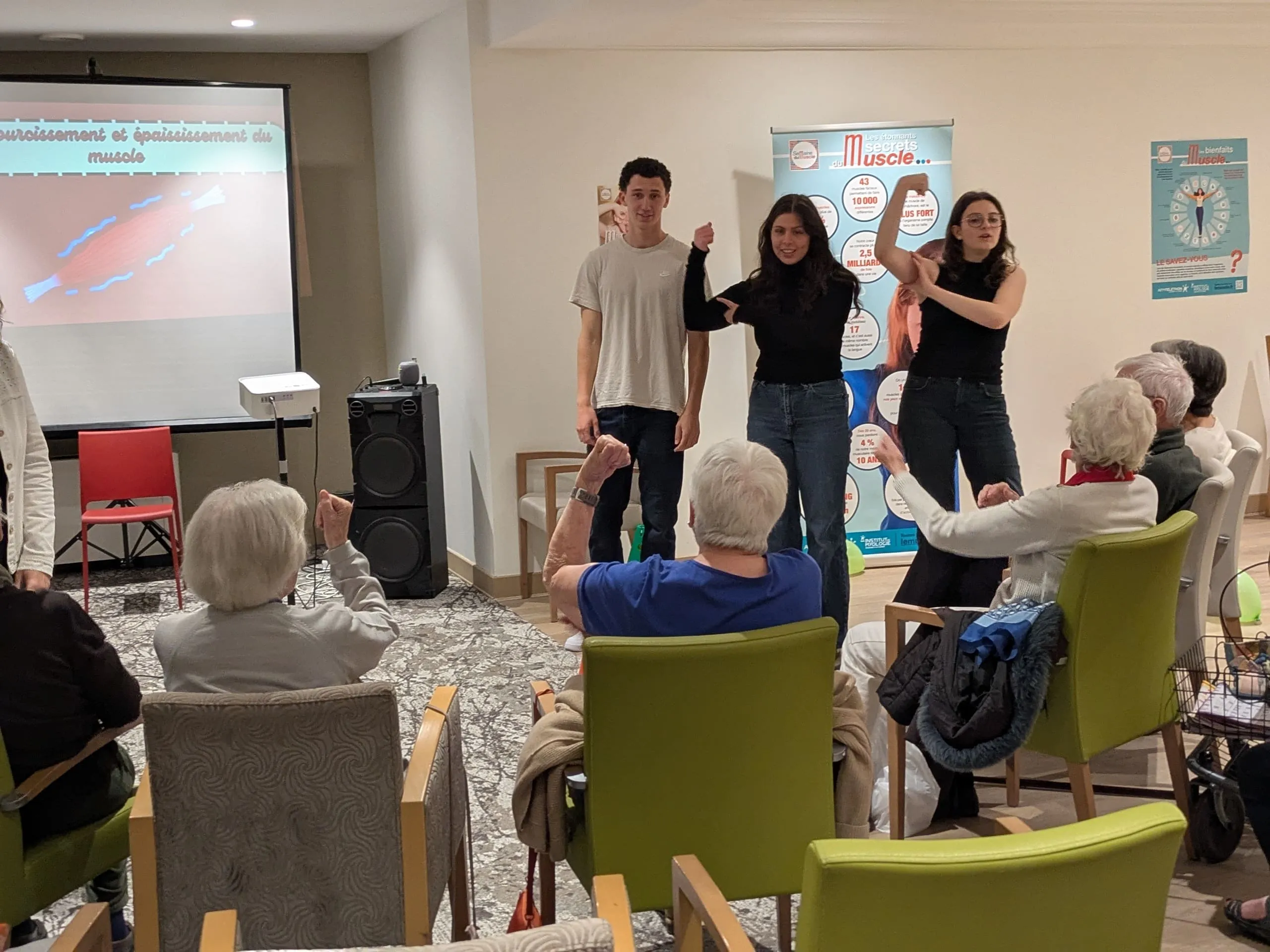 "Les résidents ont suivi avec intérêt une présentation interactive sur le rôle et le fonctionnement des muscles."