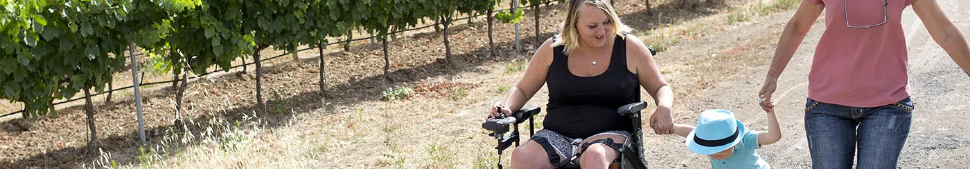 Couple en situation de handicap en balade avec leur enfant