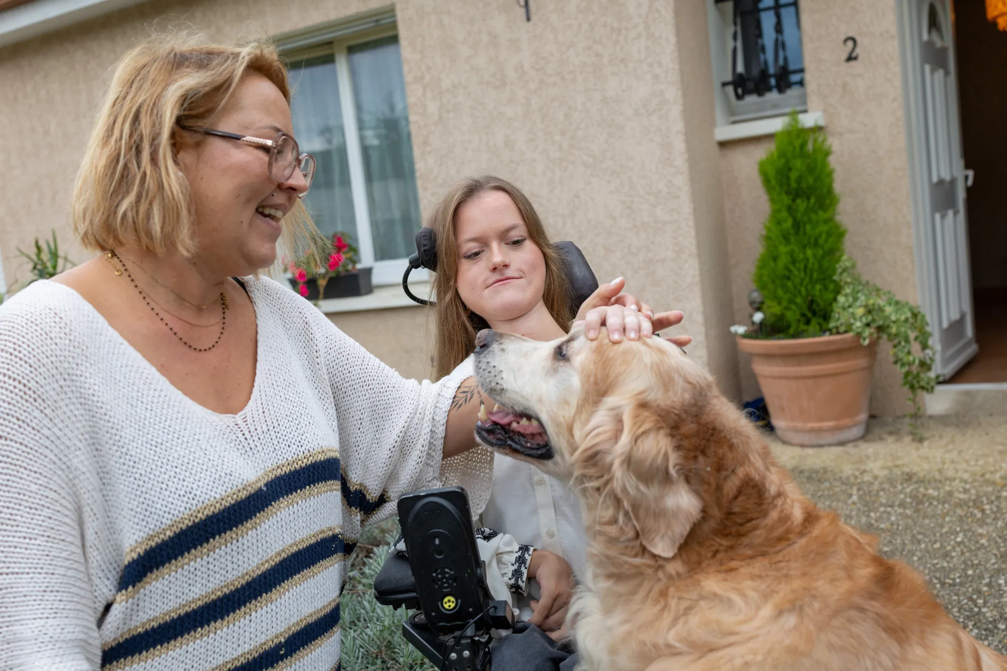 Emma Butelle, 17 ans, est ateinte d’une laminopathie. Actuellement en Terminale ST2S, elle souhaite devenir éducatrice spécialisée. En 2013, Emma et sa maman étaient l’une des familles ambassadrices du Téléthon.