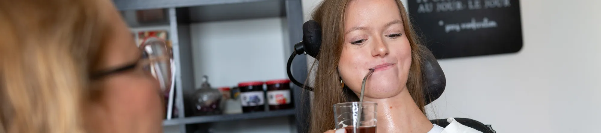 Emma Butelle, 17 ans, est ateinte d’une laminopathie. Actuellement en Terminale ST2S, elle souhaite devenir éducatrice spécialisée. En 2013, Emma et sa maman étaient l’une des familles ambassadrices du Téléthon.