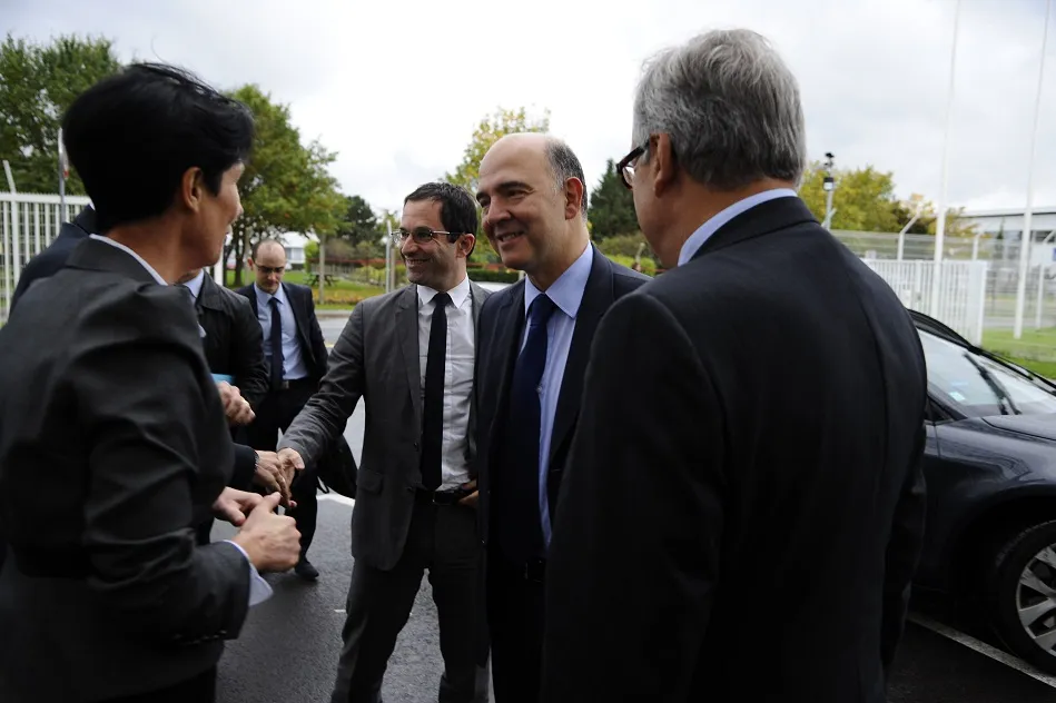 Pierre Moscovici et Benoît Hamon visitent Généthon