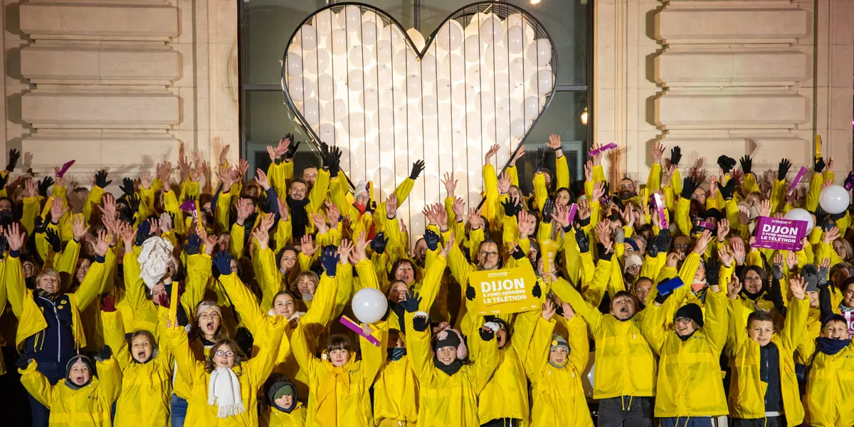 Les salariés de la Poste mobilisés pour le Téléthon a Dijon, tous ensemble devant un coeur lumineux