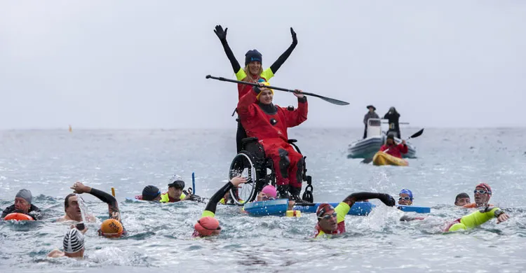 Une personne en fauteuil et une personne valide sur un paddle pour une animation téléthon