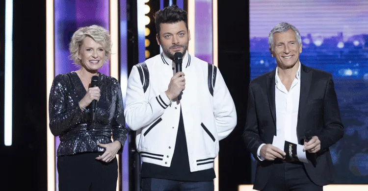 Sophie Davant, Kev Adams et Nagui sur le plateau du Téléthon 2022