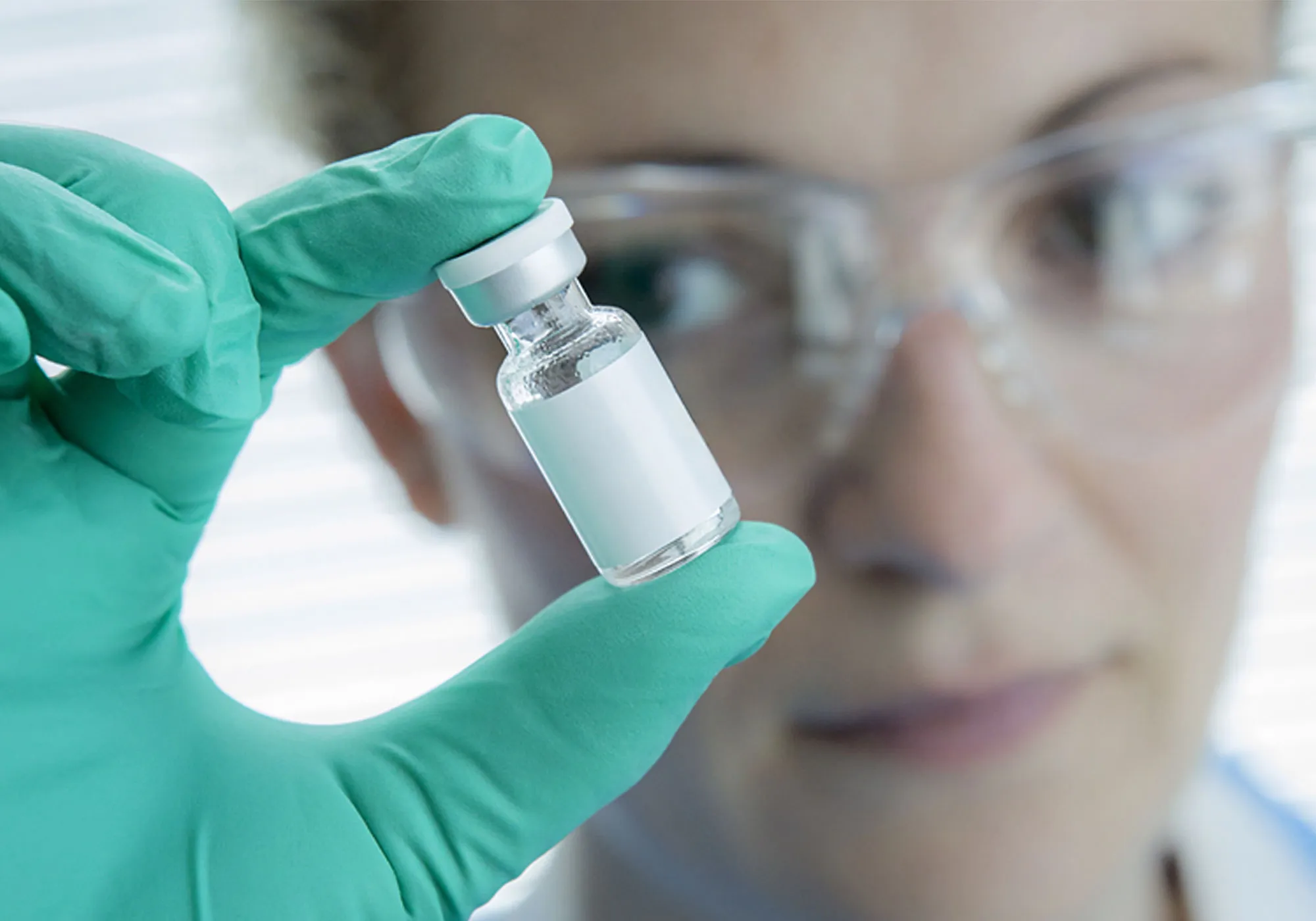 Une jeune scientifique tenant un flacon de thérapie génique