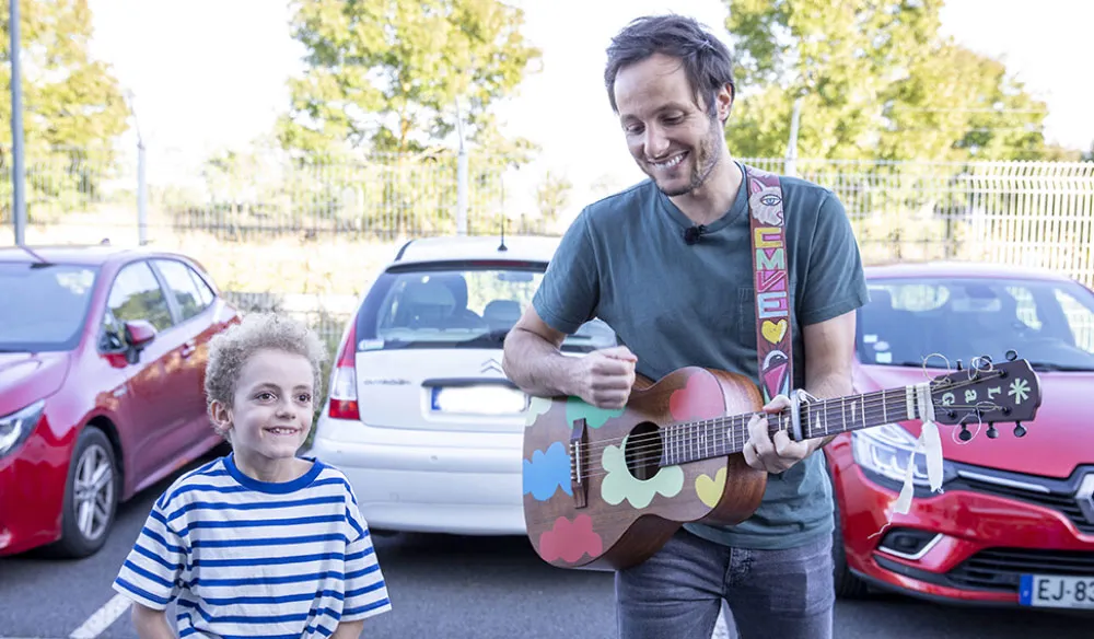 Vianney joue de la guitare à côté de Léon, ambassadeur du téléthon 2023