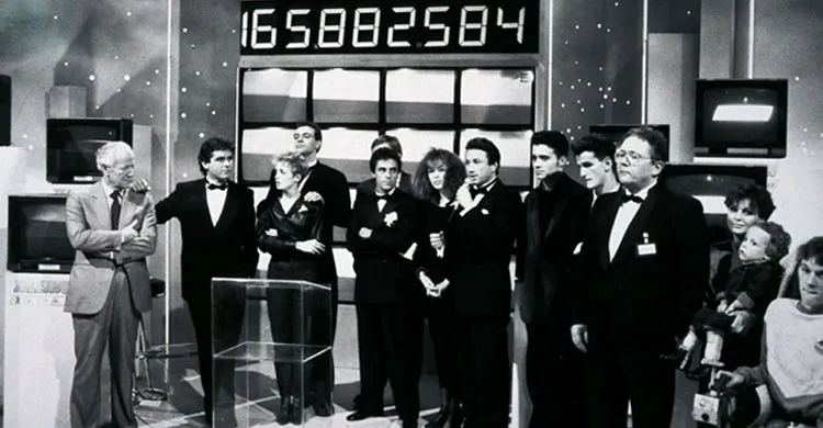Image du plateau télévisé du premier Téléthon en 1987 avec notamment Michel Drucker, Claude Sérillon, Gérard Holtz et Bernard Barataud, alors président de l'AFM-Téléthon