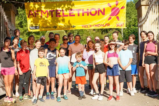 des participants au téléthon camping posent avec une banderole