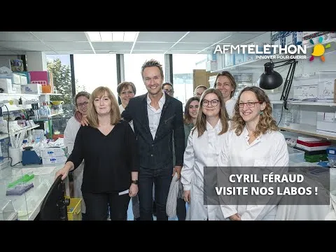 Cyril Féraud en visite dans les labos de l'AFM-Téléthon