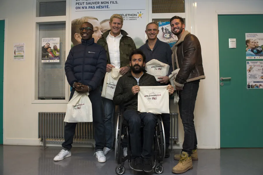 Les sportifs de haut niveau visitent l'institut de myologie avant le grand relais