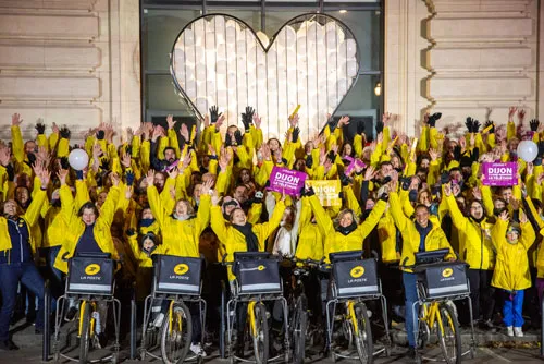 les salariés de la poste devant un coeur iluminé pour le téléthon 2022