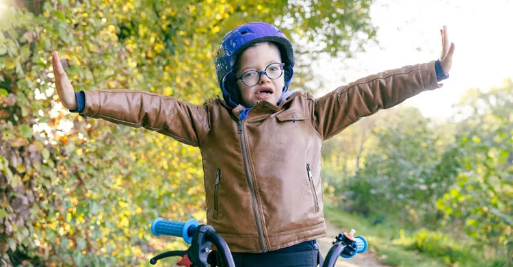 Jules sauvé par la thérapie génique fait du vélo