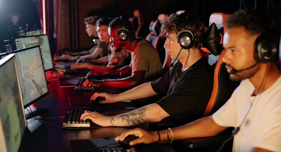 des gamers devant leur ordinateur