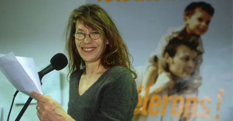 Jane Birkin devant l'affiche du Téléthon 2001