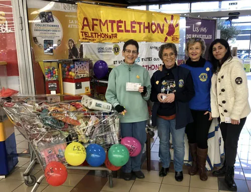 Des bénévoles des Lions Clubs lors d'une opération "caddithon" devant un supermarché