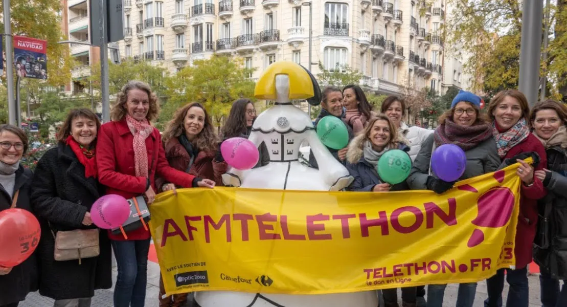 A Madrid des bénévoles avec une banderole Téléthon