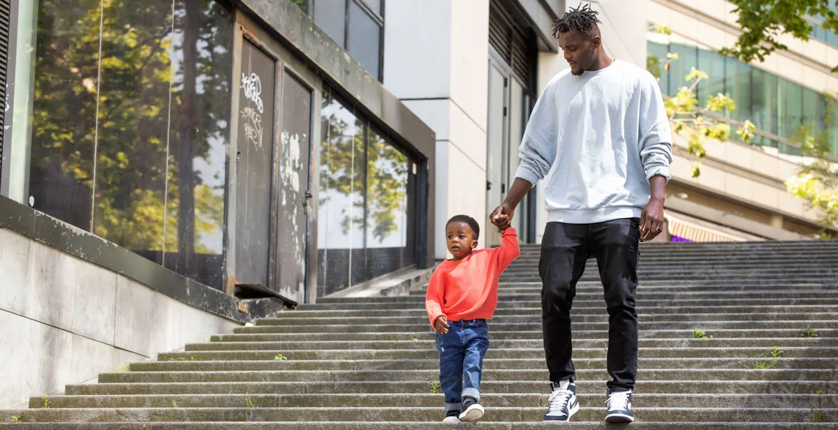 Ibrahima descend les escaliers avec son papa