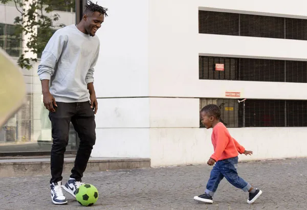 Ibrahima joue au foot avec son papa