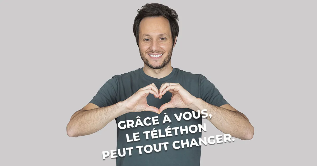 Le parrain du téléthon 2023 vianney fait le coeur avec les doigts