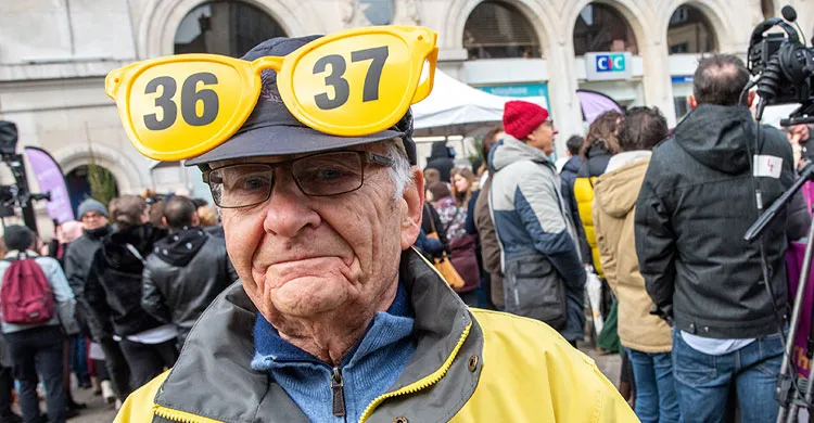 Un bénévole portant les lunettes 36 37 à Dijon