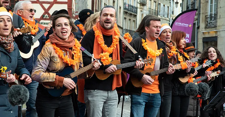 Un groupe de chant et guitare à Dijon