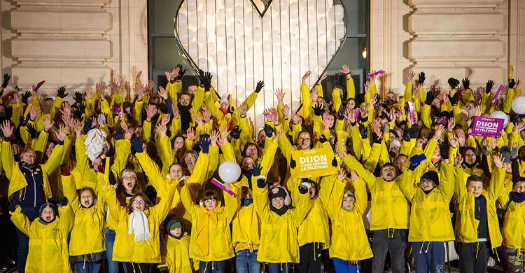 Des bénévoles devant un coeur géant à Dijon