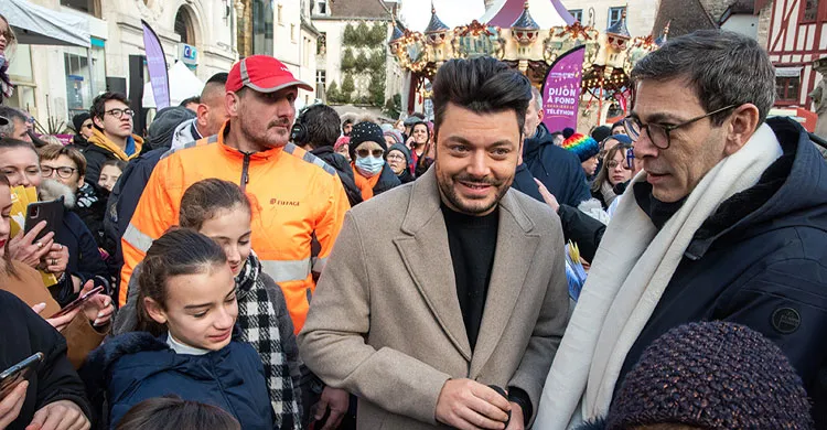 Kev Adams entouré de fans à Dijon