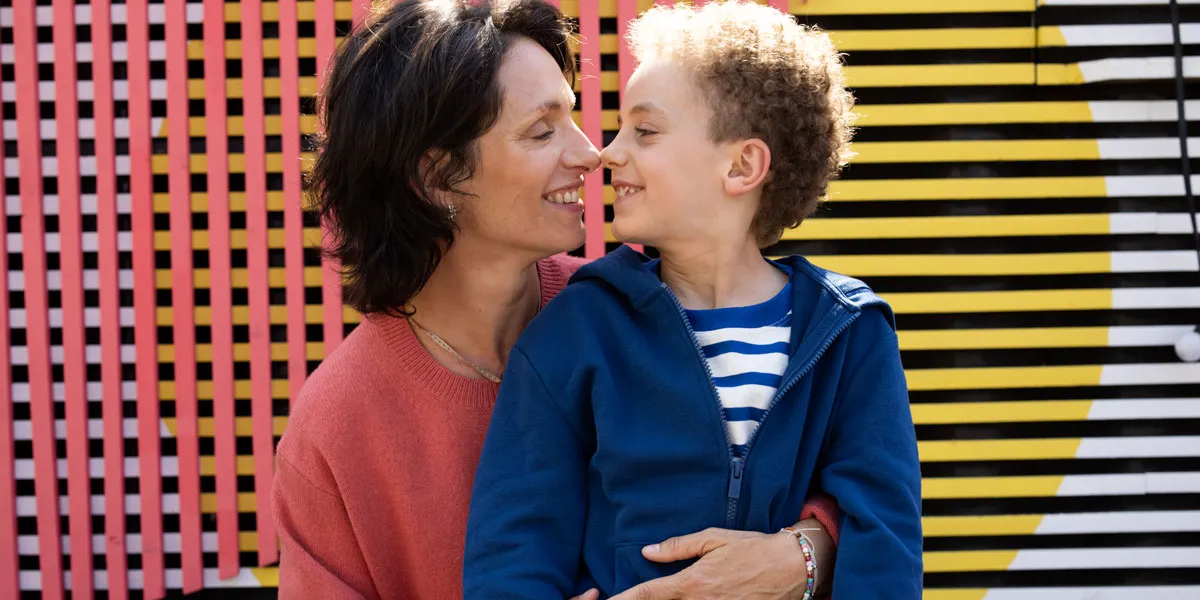 Léon, ambassadeur du Téléthon 2023, dans les bras de sa maman