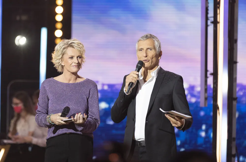 Sophie Davant et Nagui sur le plateau du Téléthon