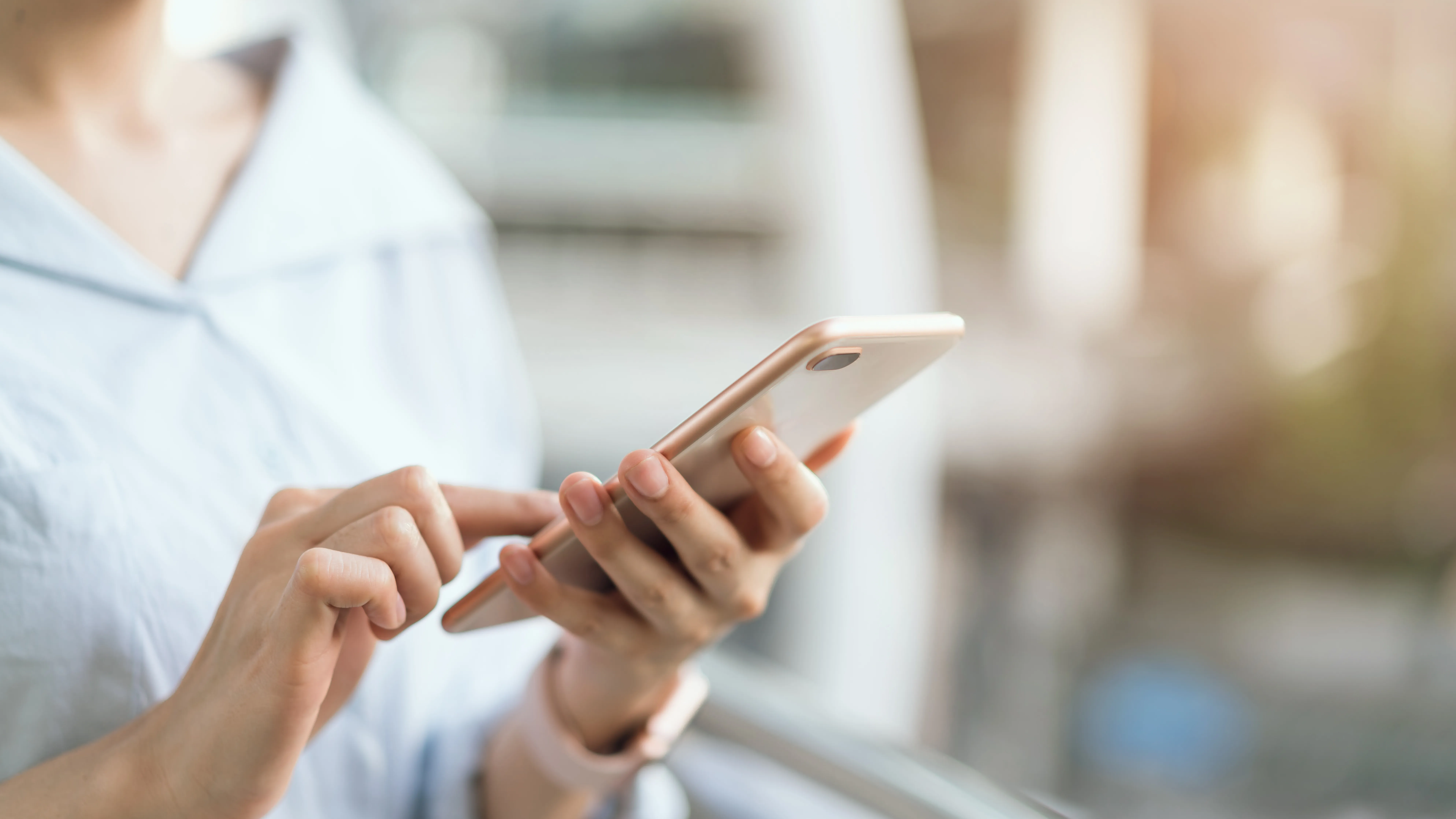Une personne tenant un smart phone