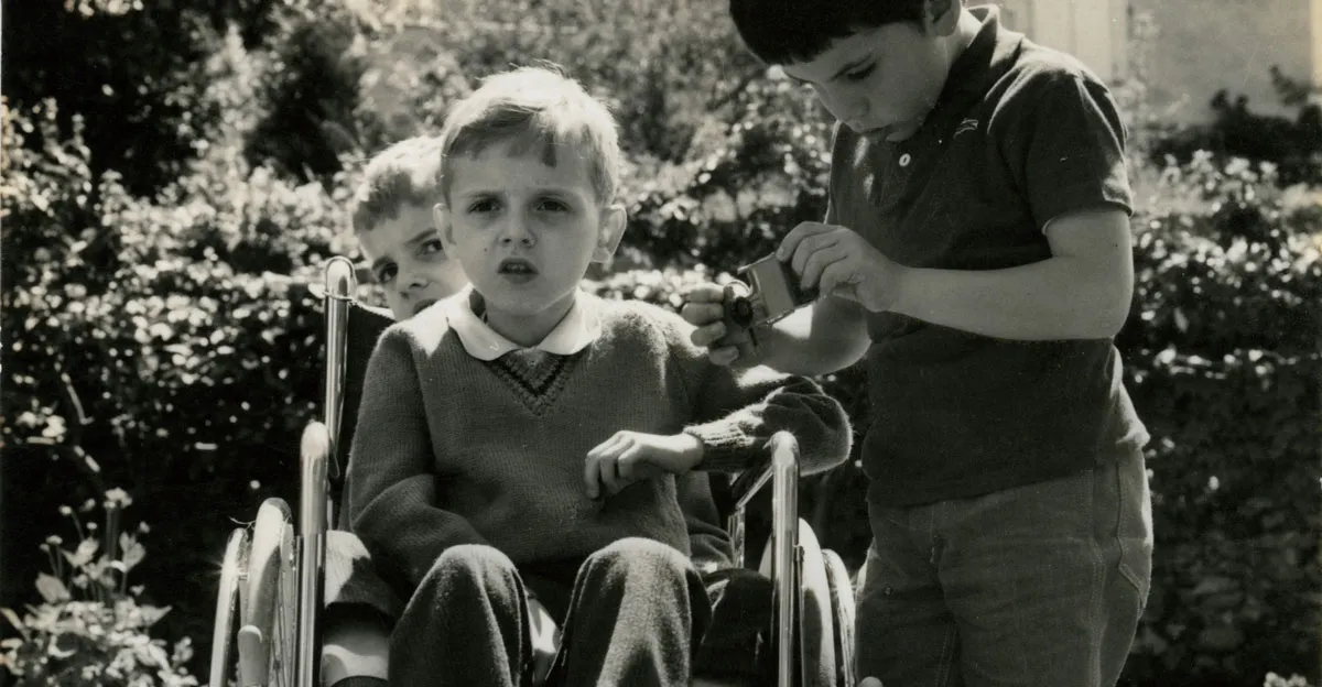 Les enfants de Kepper en fauteuil roulant à côté d'un camarade de classe